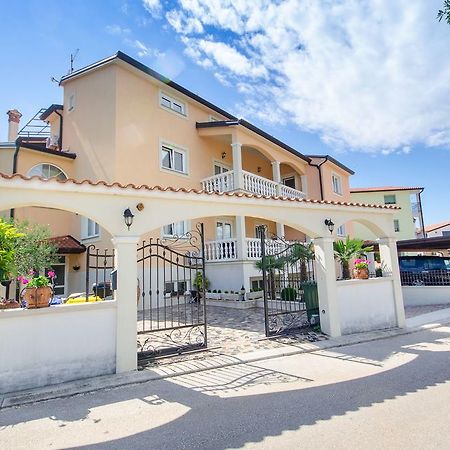 Apartments Villa Amfora Ровин Екстериор снимка
