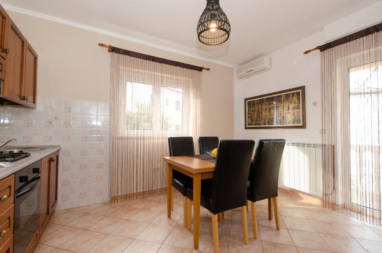 Apartments Villa Amfora Ровин Екстериор снимка