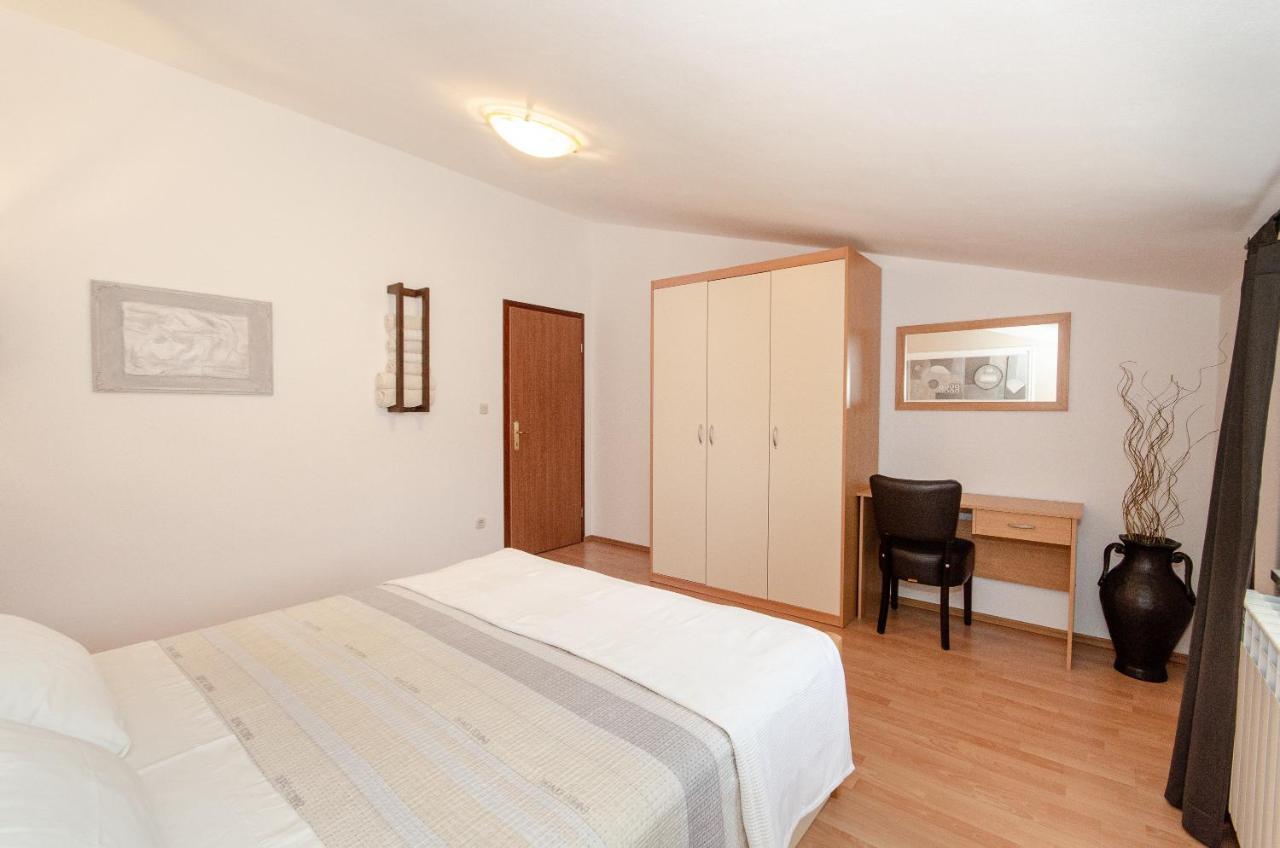 Apartments Villa Amfora Ровин Екстериор снимка