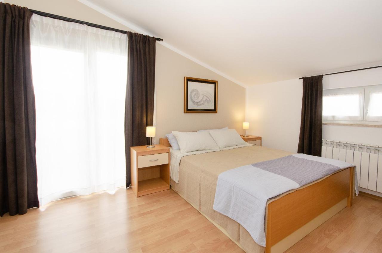 Apartments Villa Amfora Ровин Екстериор снимка