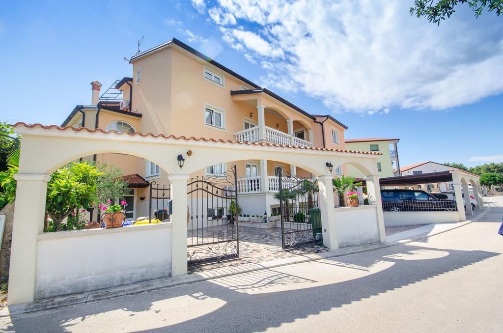 Apartments Villa Amfora Ровин Екстериор снимка