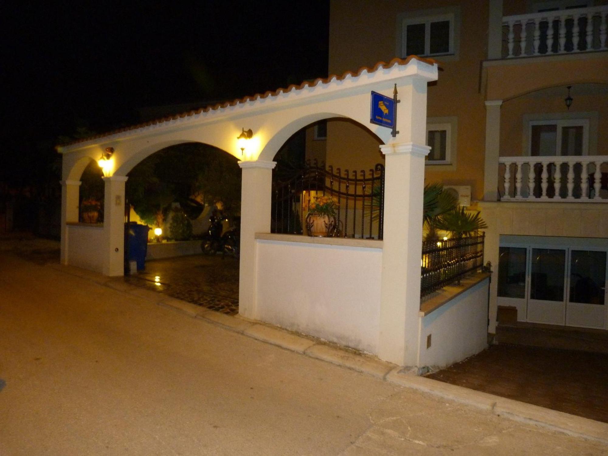 Apartments Villa Amfora Ровин Екстериор снимка