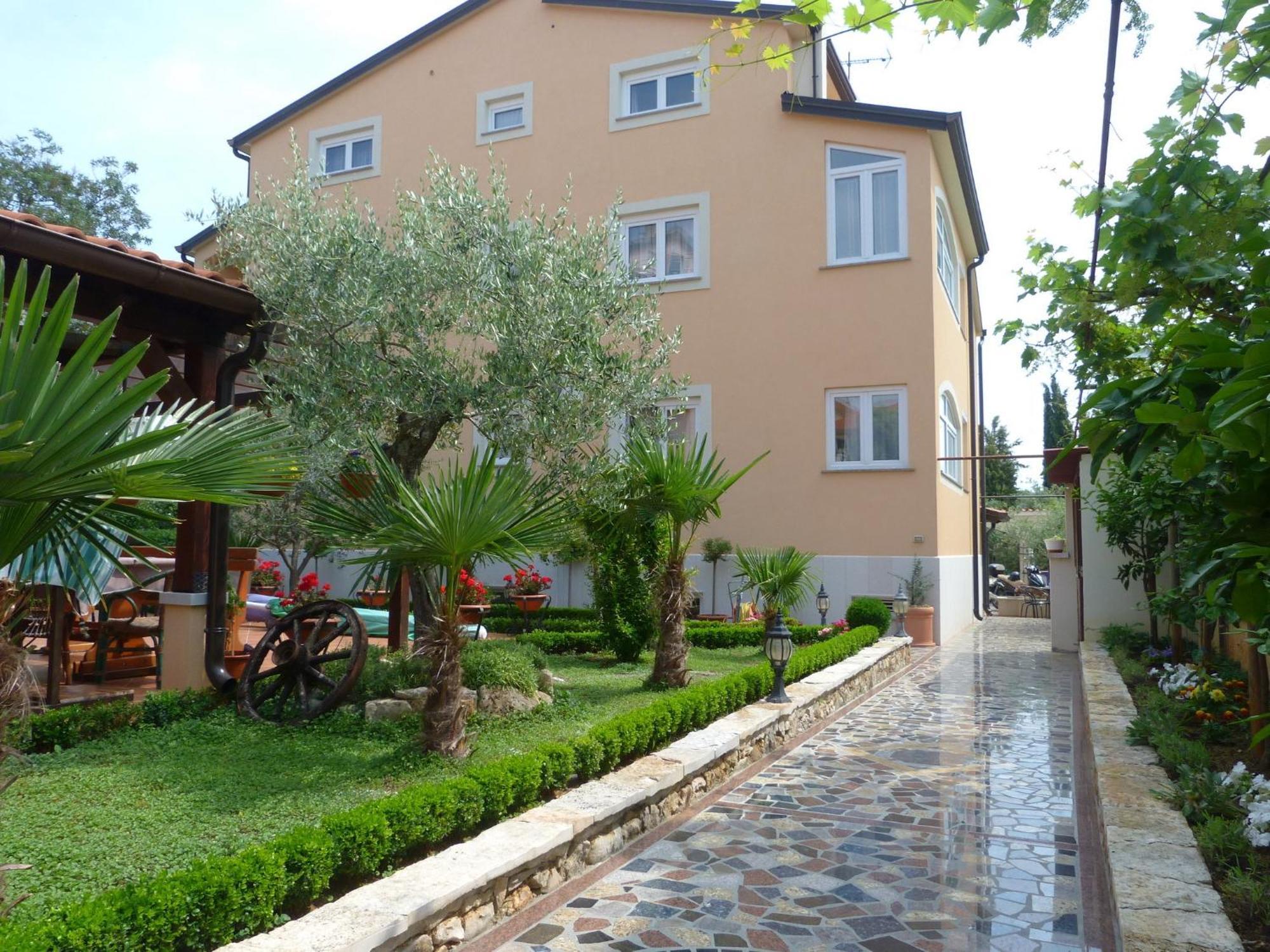 Apartments Villa Amfora Ровин Екстериор снимка